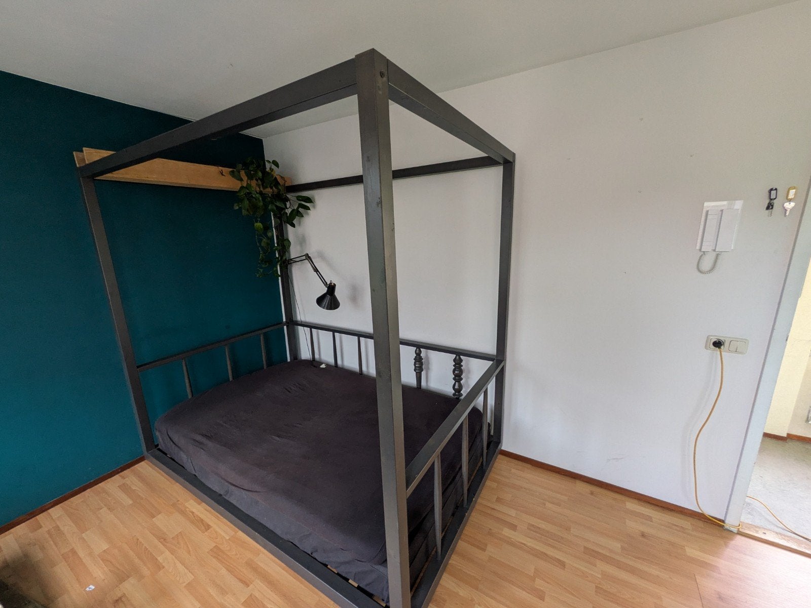 Uniek hemelbed van hout, donkergrijs geverfd, Ophalen, Modern klassiek, Tweepersoons, Zo goed als nieuw