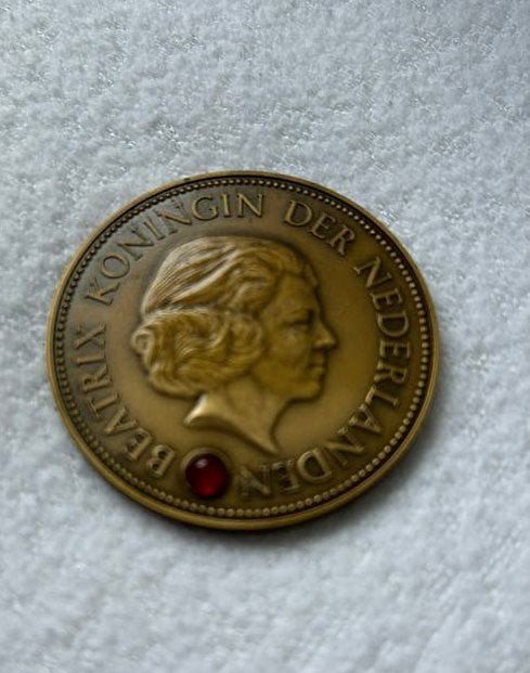 Bronzen Brons Beatrix inhuldigingspenning 1980 carneool, Verzenden, Koningin Beatrix, Losse munt