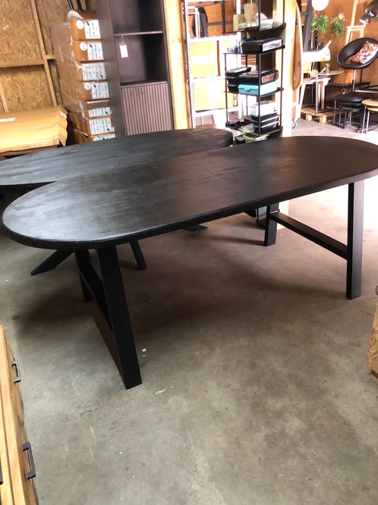 Tafel van massief zwartgelakt hout en stalen poten., ., 200 cm of meer, 50 tot 100 cm, .