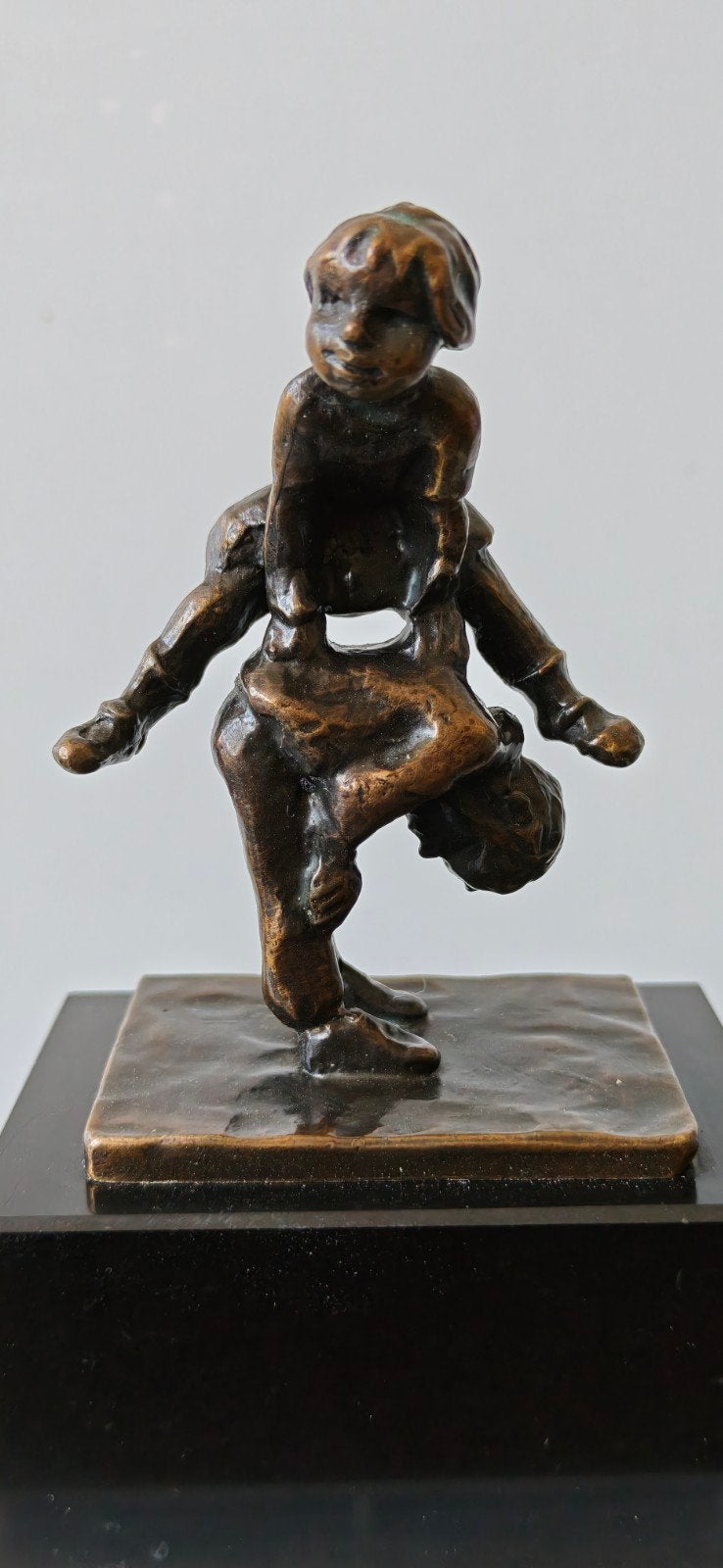 Mooi Bronzen Beeldje "Haasje-Over" - Spelende Kinderen, Groep mensen, Minder dan 20 cm, Ophalen of Verzenden, Brons
