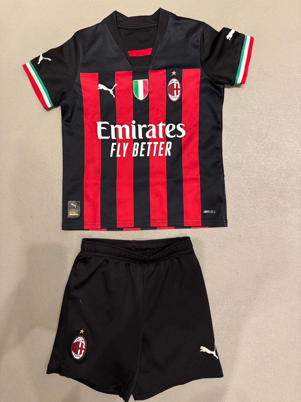 AC Milan Thuisshirt en Broekje - Kindermaat, Maat S, Ophalen of Verzenden, Zo goed als nieuw, Set