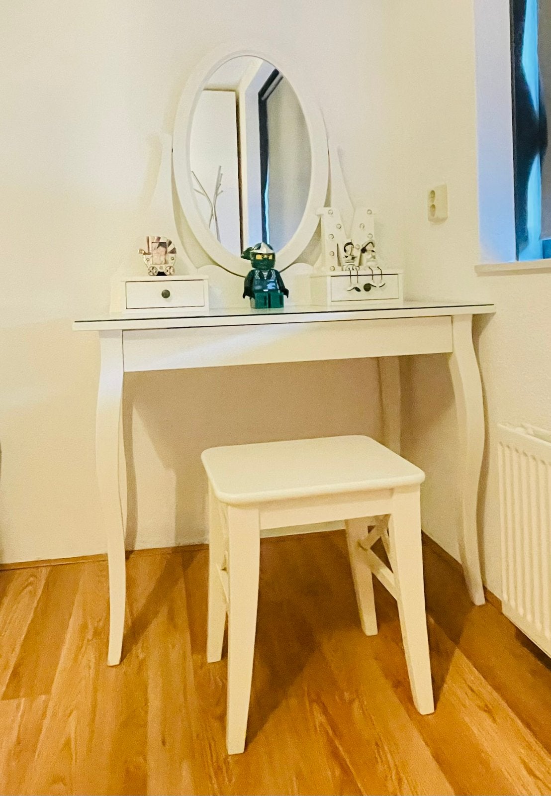 Ikea Hemnes toilettafel met spiegel inclusief krukje., Huis en Inrichting, Tafels | Kaptafels, Ophalen of Verzenden, Zo goed als nieuw