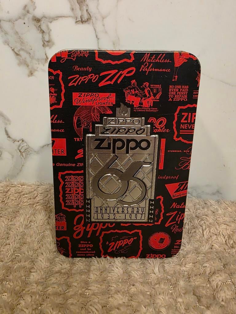 Zippo 65th Anniversary 1997 Collector Tin, Verzamelen, Blikken, Gebruikt, Overige, Overige merken, Ophalen of Verzenden