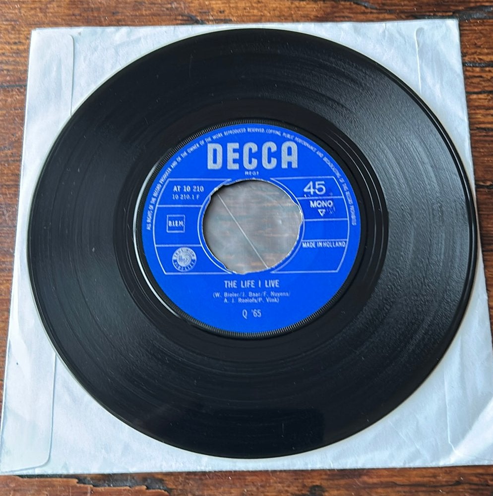 7” single Q’65 - THE LIFE I LIVE / CRY IN THE NIGHT, Cd's en Dvd's, Ophalen of Verzenden, Zo goed als nieuw, 7 inch, Jazz en Blues
