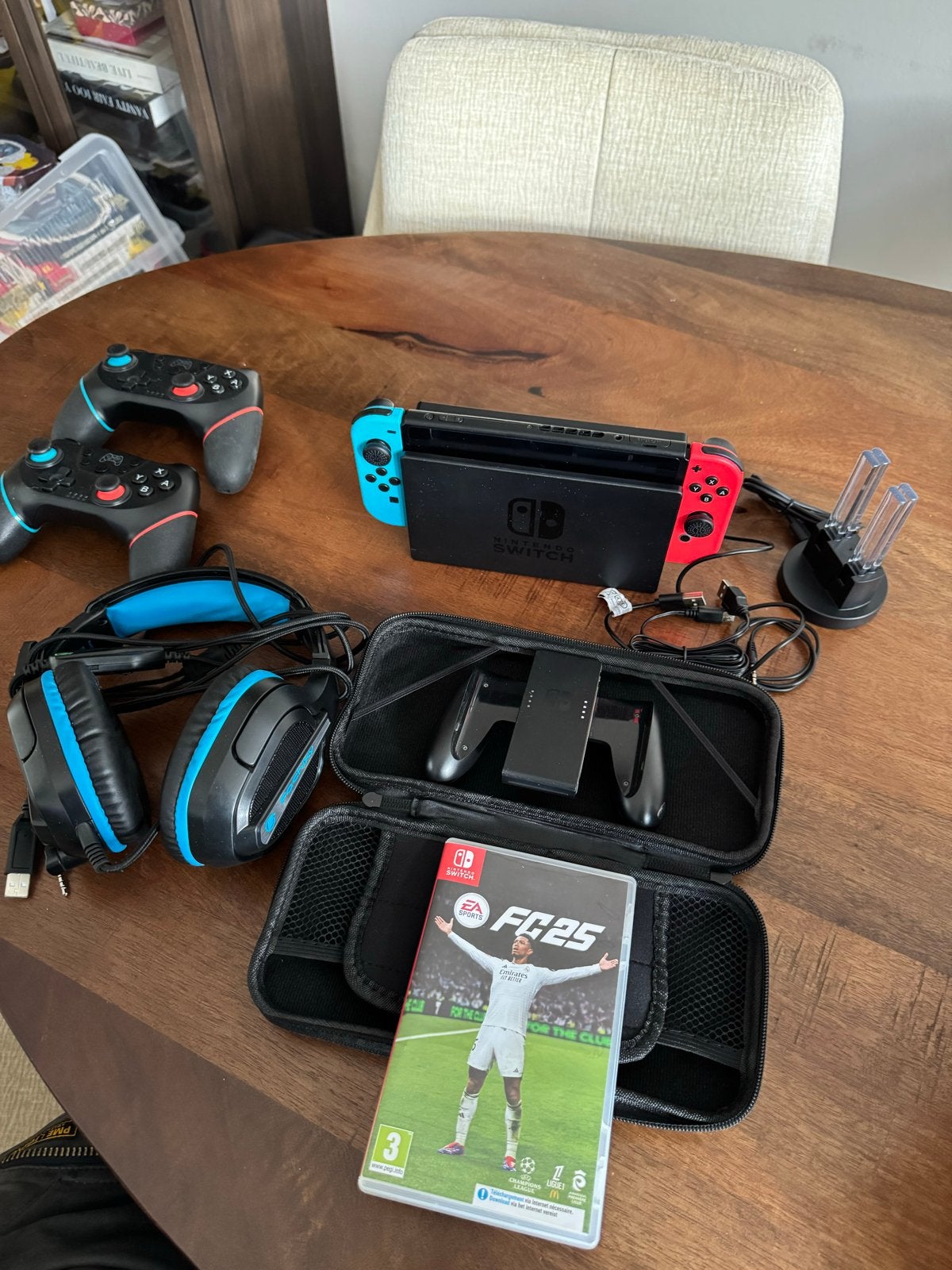 Nintendo Switch met 3 controllers, headset en FIFA 25, Ophalen of Verzenden, Switch Original, Met 3 controllers of meer, Gebruikt