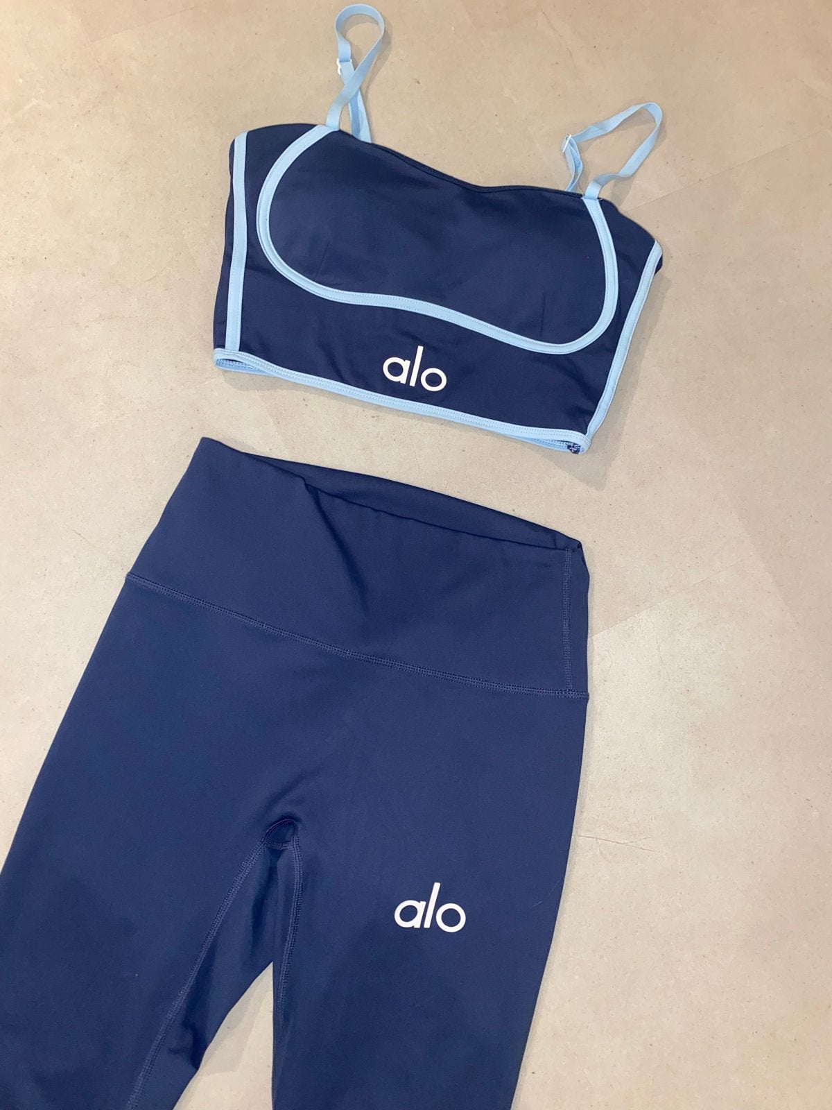 Alo sportset maat M - Nooit gedragen, heerlijk setje!, Kleding | Dames, Sportkleding, Ophalen of Verzenden, Nieuw, Maat 38/40 (M)