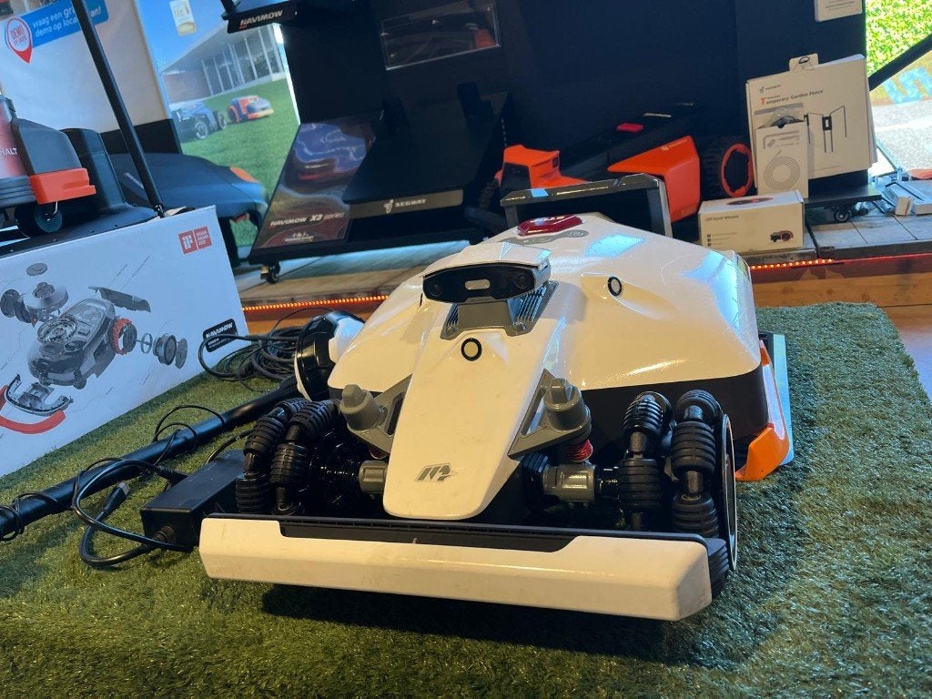 Mammotion LUBA 2 AWD 3000X, robotmaaier, GPS. 4x4!!, Ophalen, Gebruikt, Mammotion Technik GmbH, Bestuurbaar via app