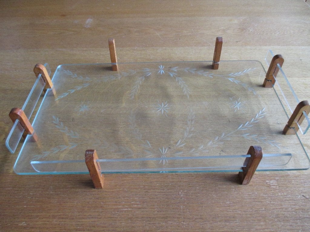 Geslepen glazen dienblad op houten pootjes., Ophalen of Verzenden, Gebruikt, Overige typen