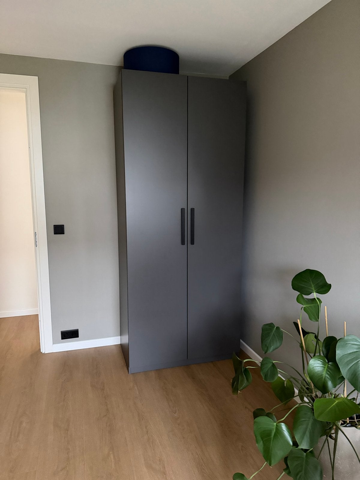 Pax kast grijs 60x100x235 met lades, roede, schoenenrek en p, Huis en Inrichting, Ophalen, 200 cm of meer, 50 tot 100 cm, Zo goed als nieuw