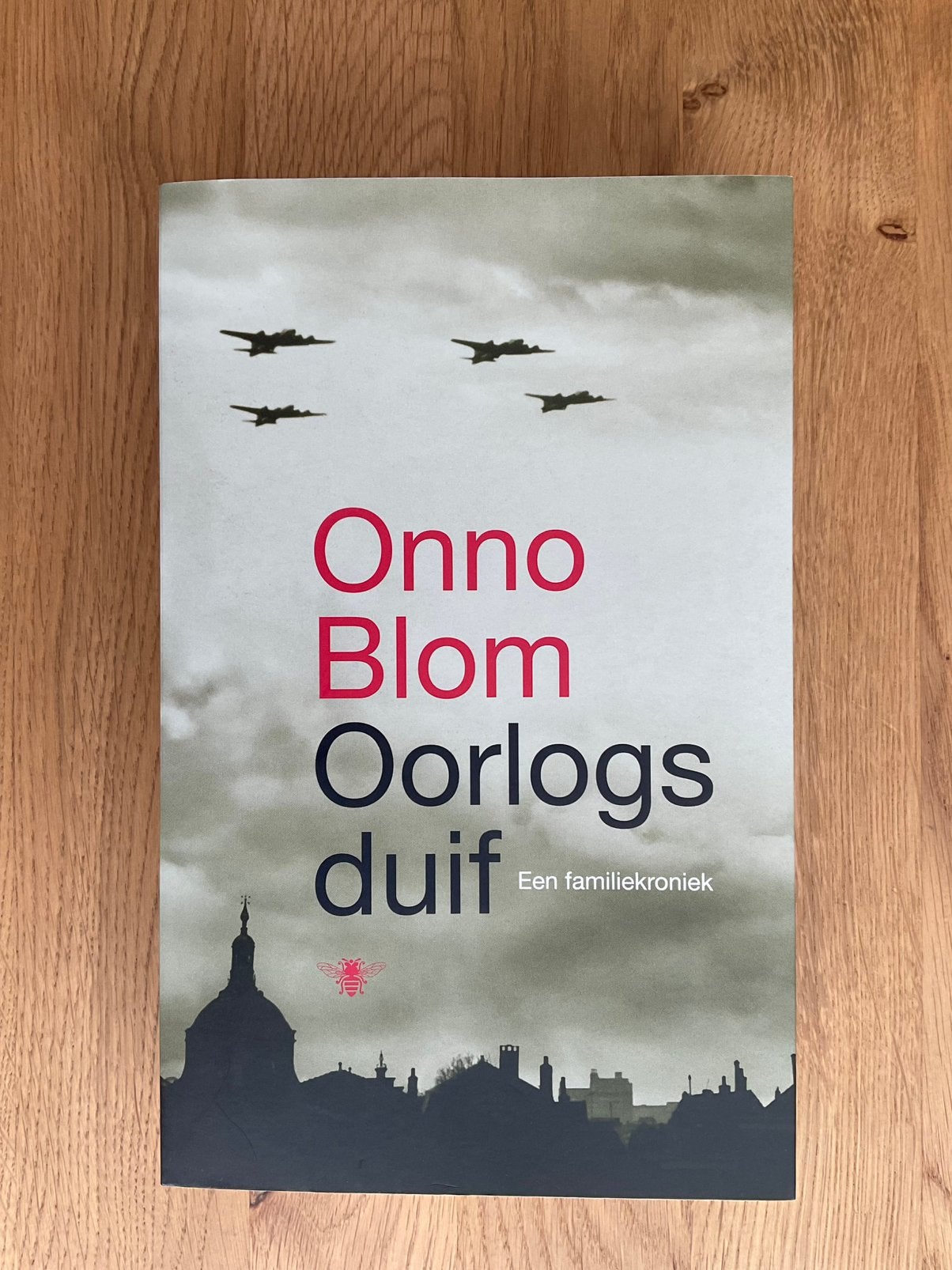 Boek: Oorlogsduif van Onno Blom, Ophalen of Verzenden, Gelezen