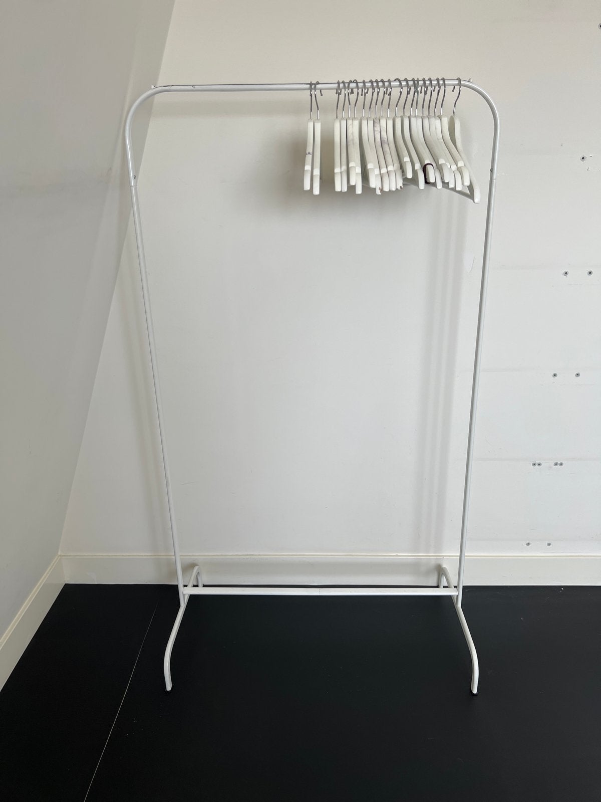 Wit ikea Kledingrek met 20 witte hangers, Ophalen, Gebruikt