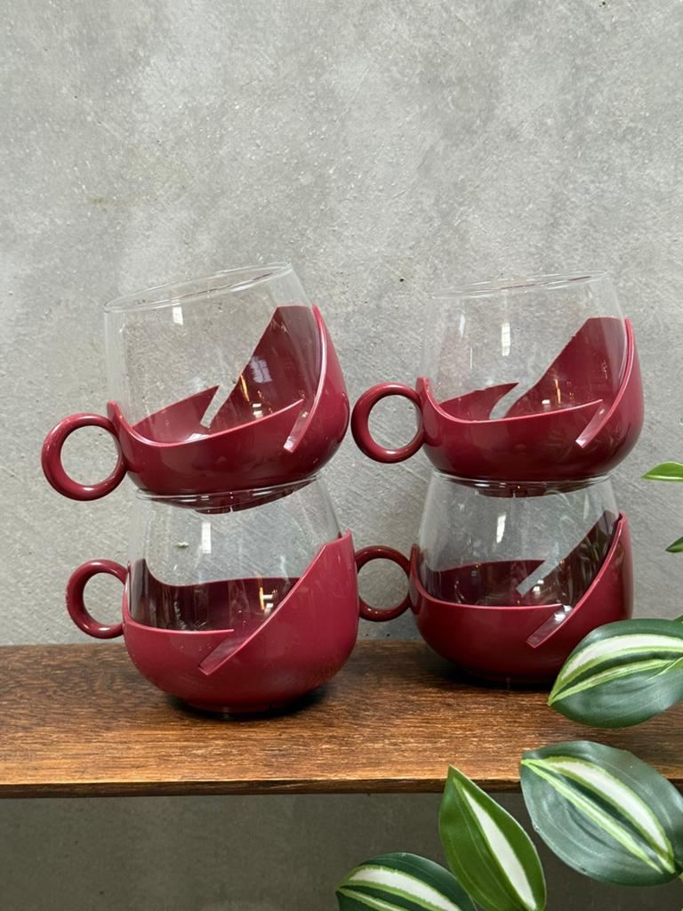 Retro theeglazen in bordeaux rode plastic houders, Glas of Glazen, Q, Ophalen of Verzenden, Overige stijlen