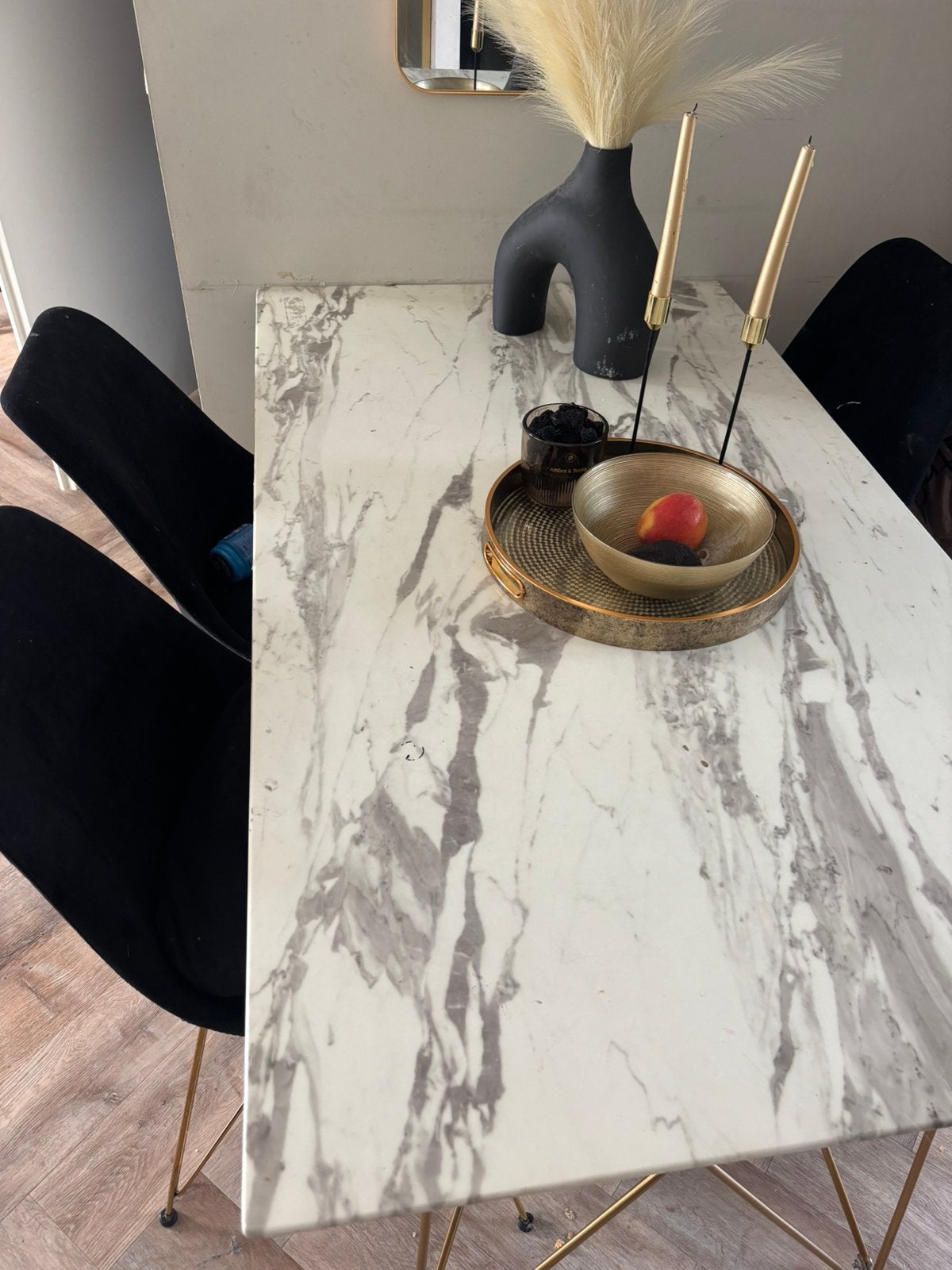 Witte marmerlook eettafel met gouden poten marmer, Huis en Inrichting, Ophalen, 100 tot 150 cm, 50 tot 100 cm, Glas