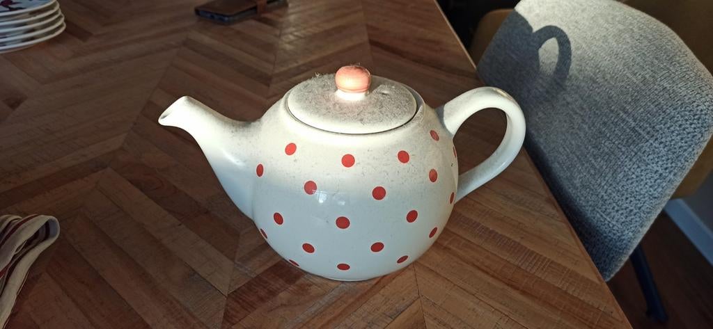 IKEA Theepot met rode stippen - Gebruikt, Huis en Inrichting, Keuken | Servies, Ophalen, Gebruikt, Keramiek, Overige typen