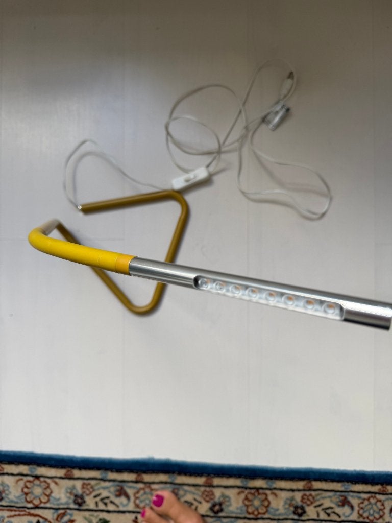IKEA HÅRTE LED-bureaulamp – geel/zilverkleur, Huis en Inrichting, Lampen | Tafellampen, Ophalen, Bureaulamp, LED verlichting, Overige fittingen
