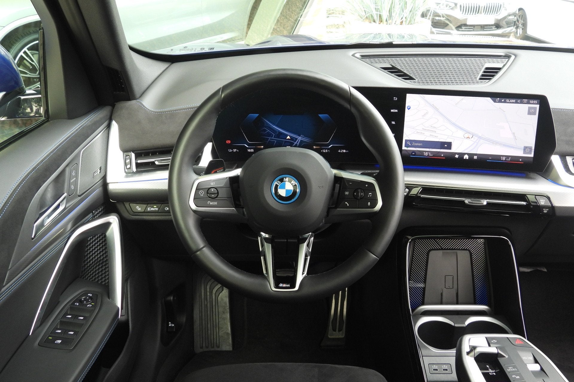 BMW iX1 xDrive30 M Sport / Panoramadak / Sportstoelen / Comf, Dealer onderhouden, Gebruikt, Zwart, Met garantie (alle)