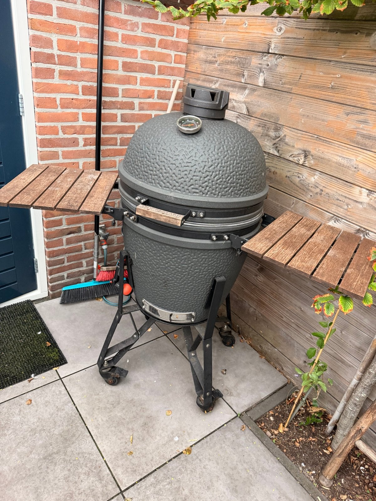 The Bastard Large Kamado BBQ met accessoires, Ophalen, Gebruikt
