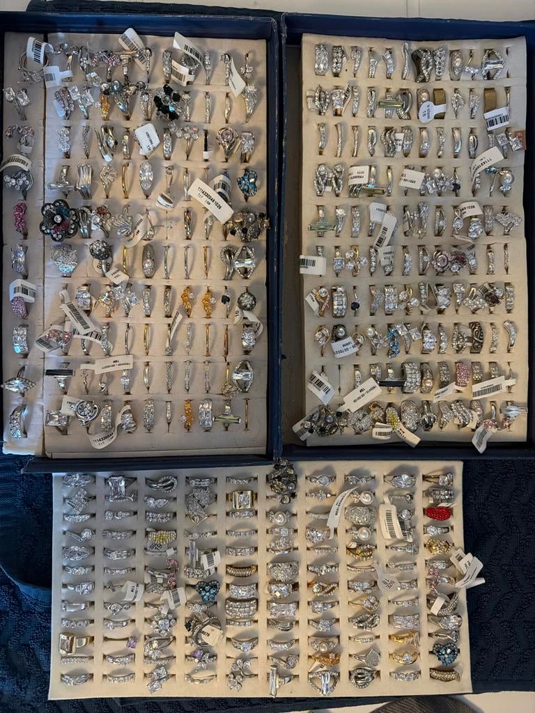 Grote partij ringen, ideaal voor rommelmarkt verkoop, Met kristal, Gebruikt, Ophalen of Verzenden, Dame of Heer