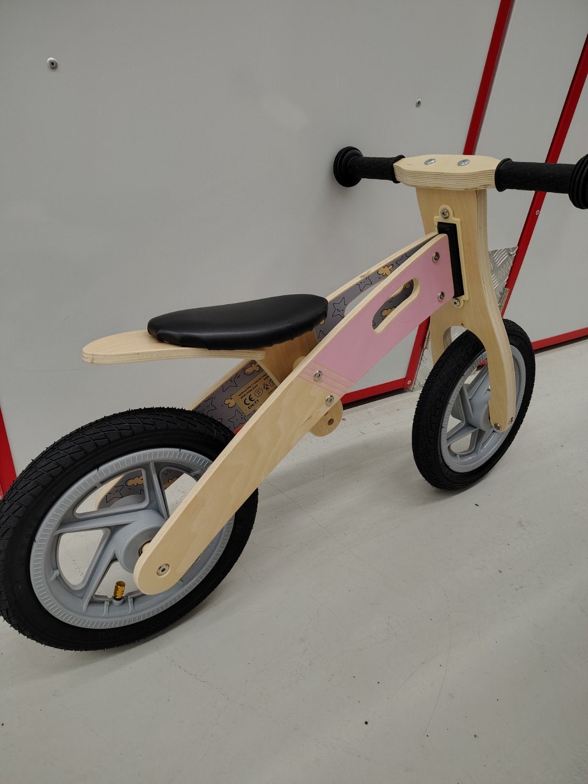 Foto 5 van Zo goed als nieuwe houten loopfiets met luchtbanden