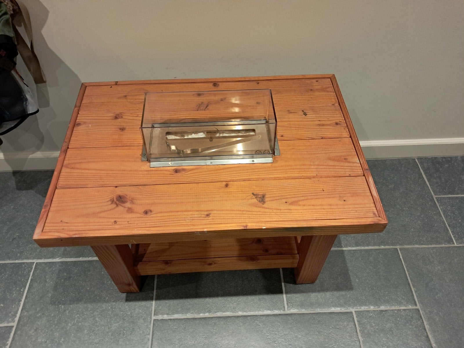 te koop stevige houten vuurtafel op bio ethanol, Ophalen, Zo goed als nieuw