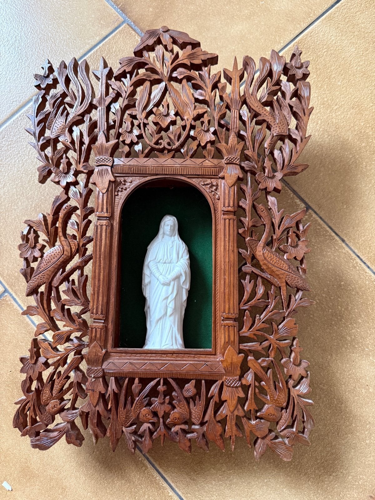Houten kadertje met porseleinen Mariabeeldje, Ophalen