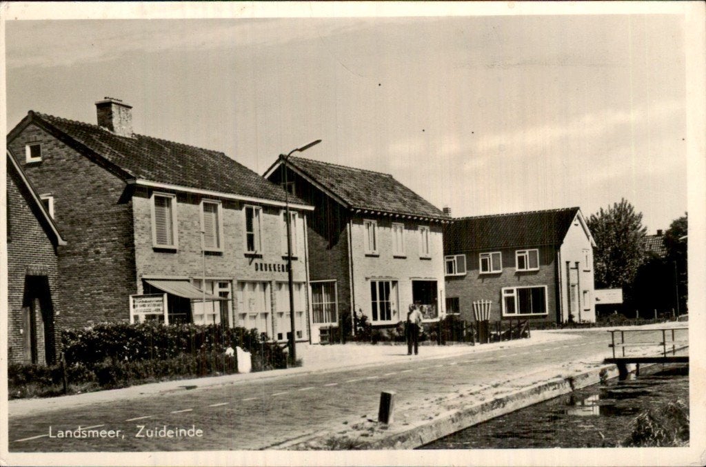 Landsmeer - Zuideinde - Straat met kanaal, Ophalen of Verzenden, 1940 tot 1960, Ongelopen, Noord-Holland