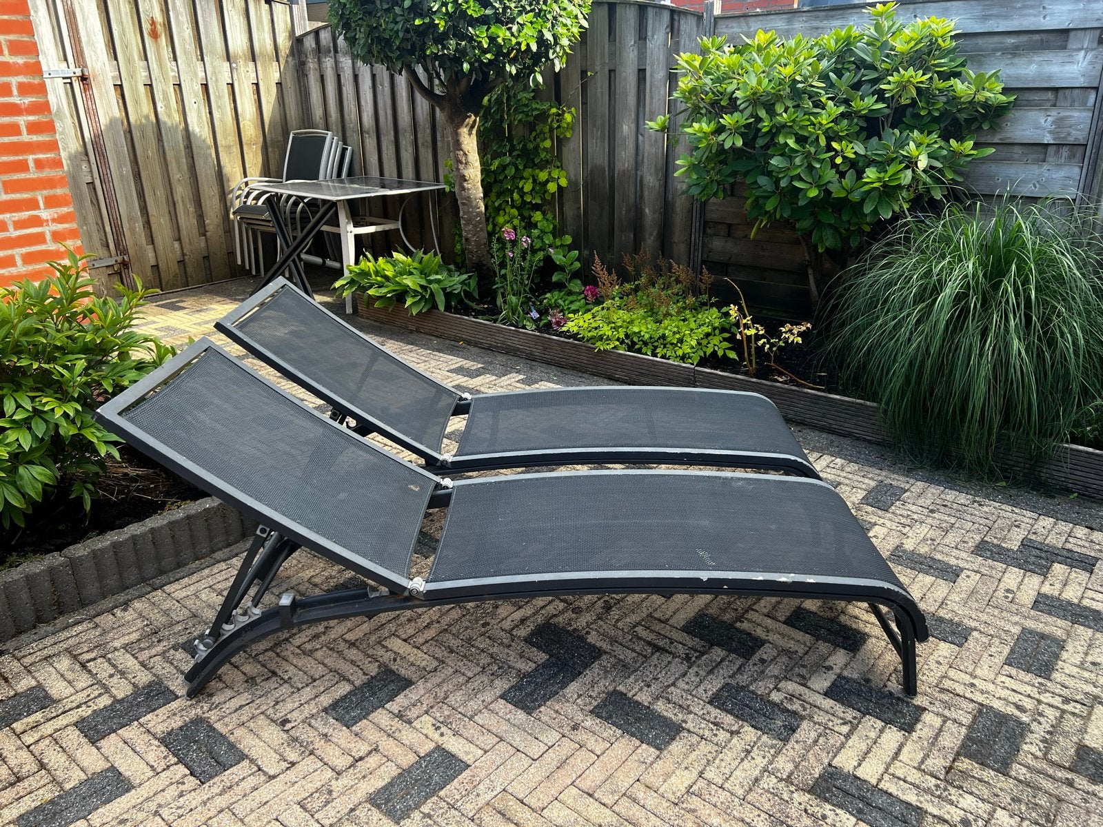 2x Ligbedden - Zwart met Aluminium Frame, Ophalen, Gebruikt, Aluminium, Verstelbaar