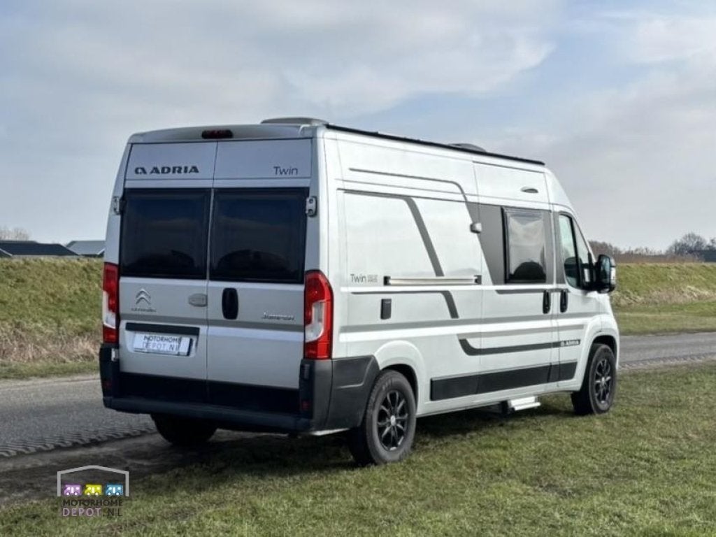 Adria Twin Axess 600 SP | 2021 | Dwarsbed | Off-Grid, Caravans en Kamperen, Campers, Niet ingevuld, Buscamper of Camperbus, Achteruitrijcamera