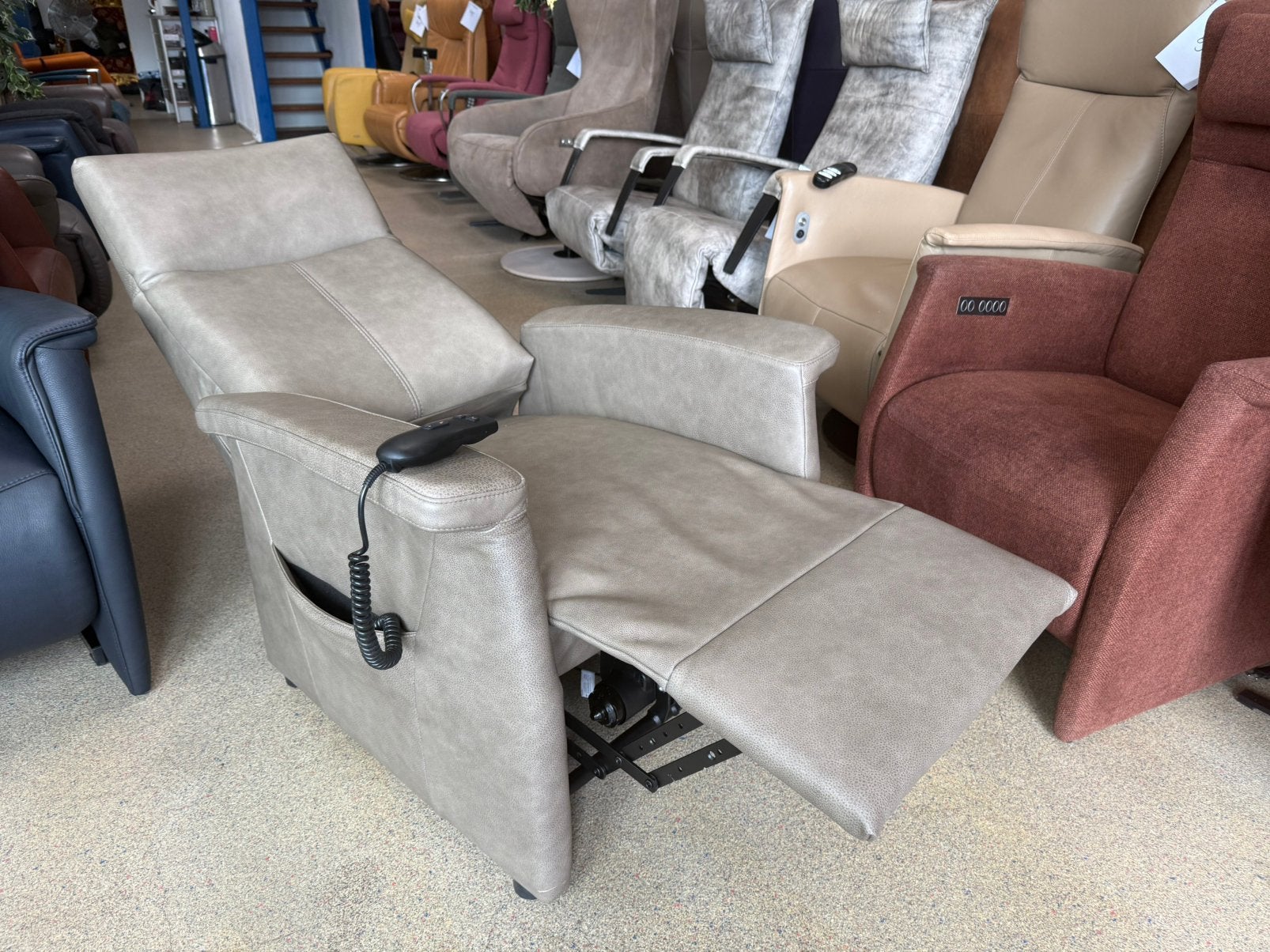De Toekomst sta op stoel relax fauteuil gratis bezorging, Ophalen of Verzenden, Zo goed als nieuw, Leer, Ruim 100 stoelen  in alle kleuren en maten