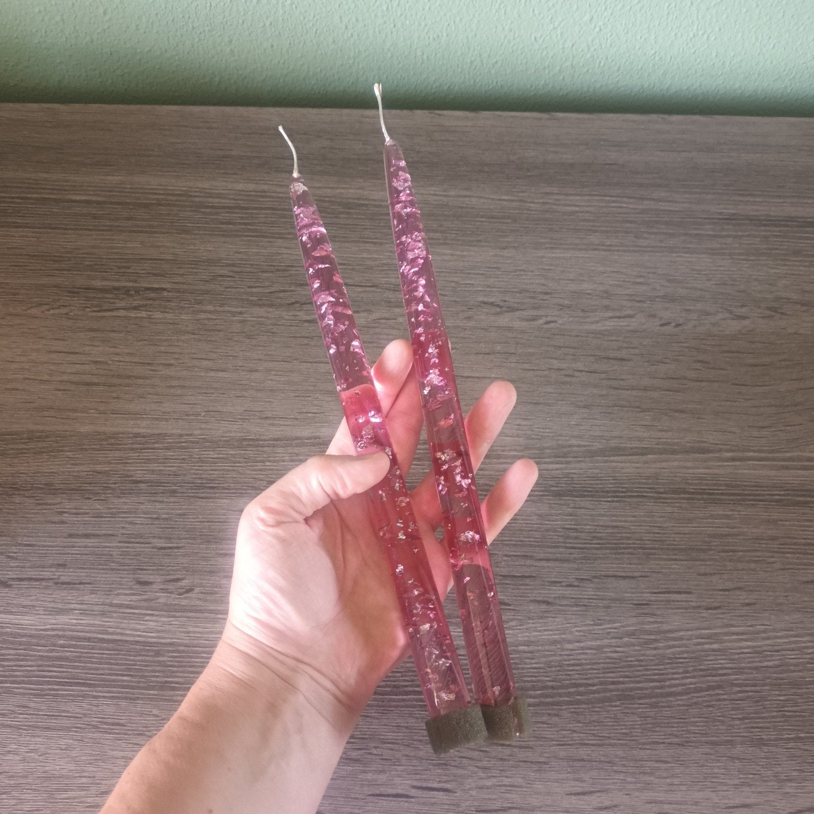 2 zeldzame vintage donkerroze lucite  kaarsen met glitter, Overige merken, Ophalen of Verzenden, Roze, Kaars