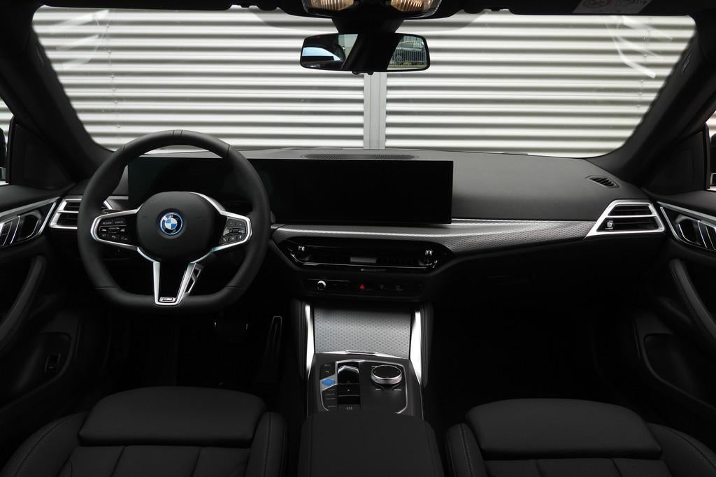 BMW i4 eDrive35 M Sport / Schuif-kanteldak / Adaptieve LED /, Achterwielaandrijving, Zwart, Zwart, Leder