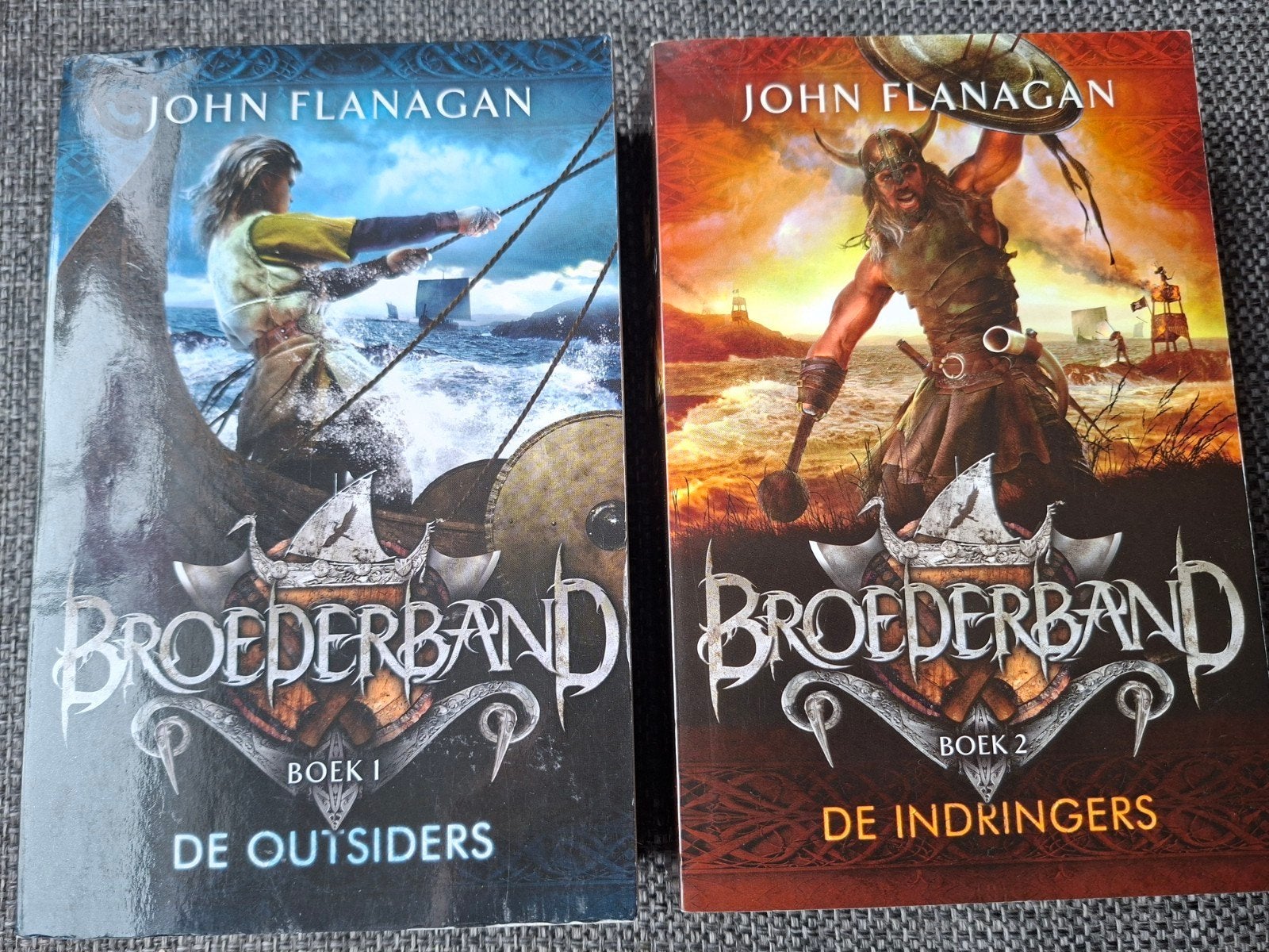 Broederband - de outsiders en de indringers, Boeken, Ophalen of Verzenden, Gelezen