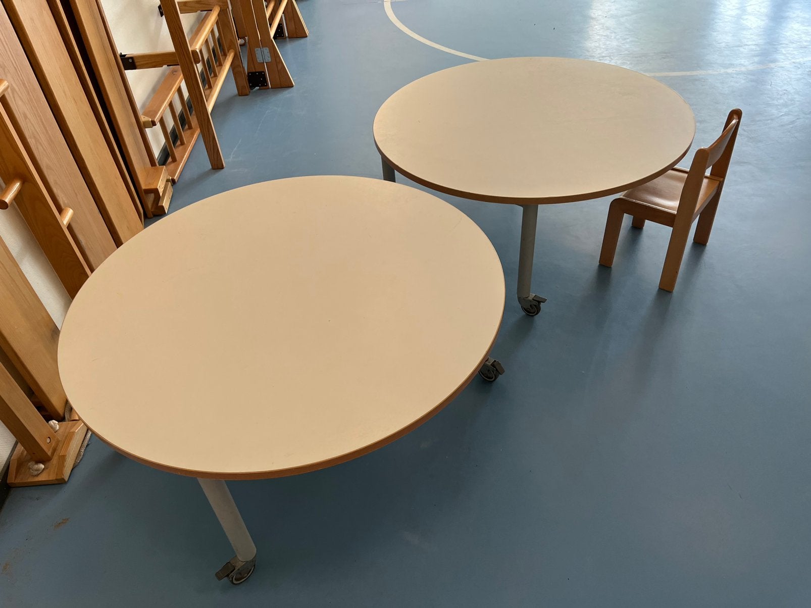 Ronde kleutertafels op wielen, Ophalen, Gebruikt