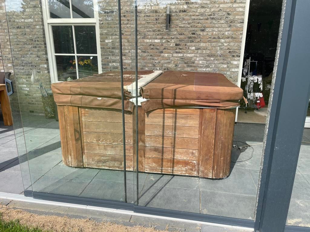 4SeasonsSpa Jacuzzi/spa 210x210, 6 zitplaatsen en 1 ligplek, Ophalen, Gebruikt, Trap, Vast