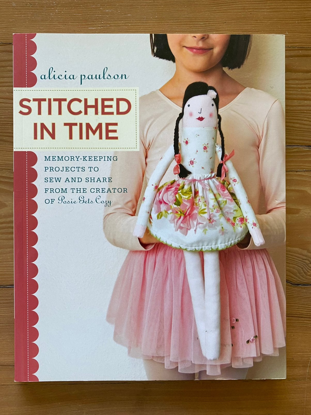 Stitched in time - Alicia Paulson, Boeken, Ophalen of Verzenden, Gelezen, Borduren en Naaien