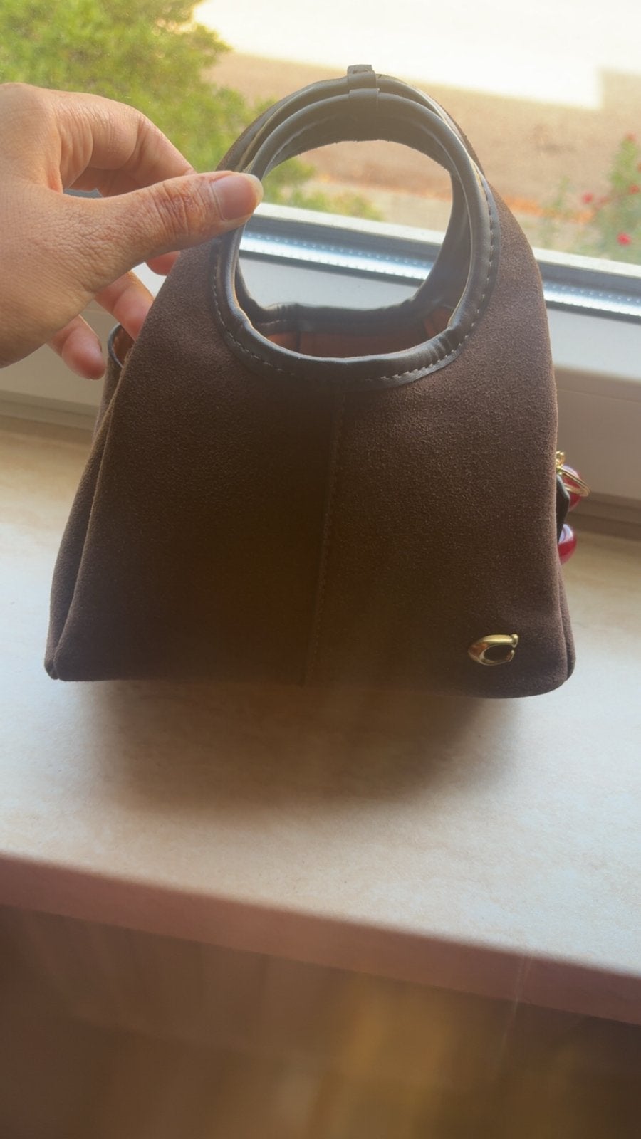 Stijlvolle bruine handtas met kersenhanger, Ophalen of Verzenden, Nieuw, Bruin, Handtas