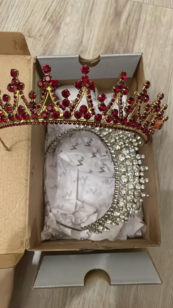 Gouden kroon met rode edelstenen en zilveren tiara, Huis en Inrichting, Woonaccessoires | Kransen, Ophalen of Verzenden, Zo goed als nieuw