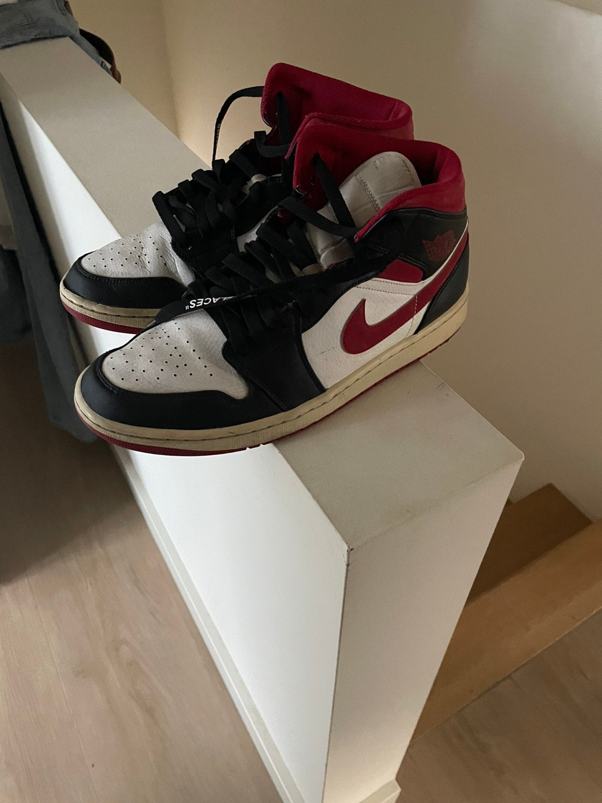 Zwart wit rode air jordans maat 46, Verzenden, Zo goed als nieuw, Zwart