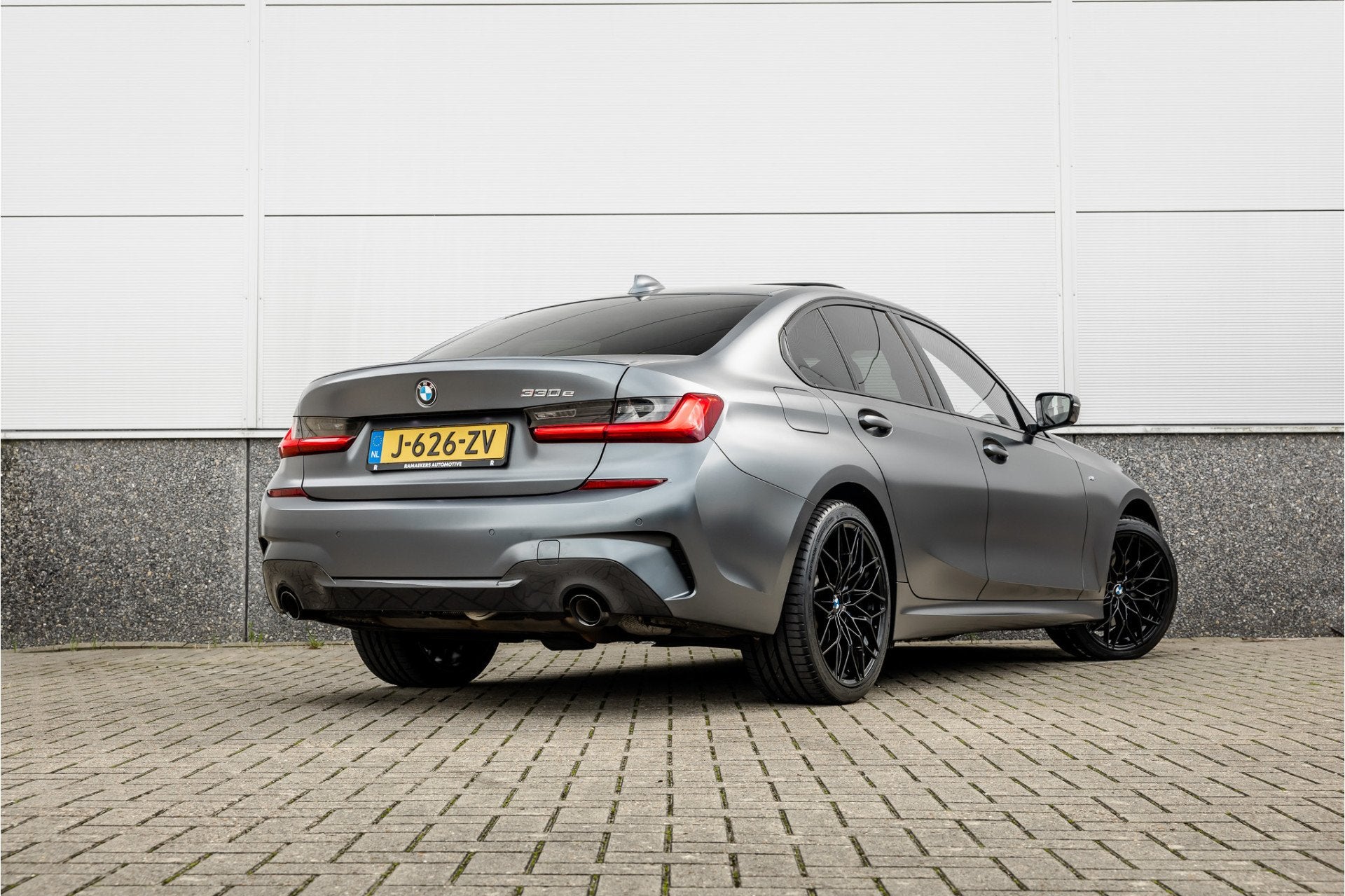 BMW 3 Serie 330e High Ex M-Sport Frozen / Glazen dak / Adapt, Achterwielaandrijving, Gebruikt, 4 cilinders, Met garantie (alle)