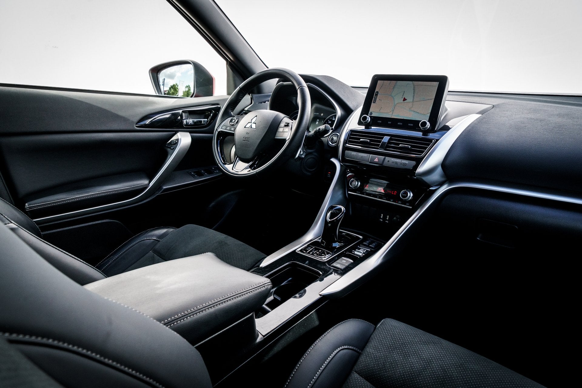 Mitsubishi Eclipse Cross 2.4 PHEV Intense+ | Trekhaak | 18 i, 188 pk, 4 cilinders, Met garantie (alle), Leder en Stof