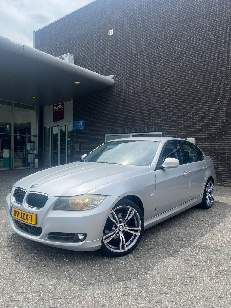 BMW 3-Serie 2.0 / 318 2009 Grijs NAP  Trekhaak afneembaar, Zwart, Parkeersensor, Origineel Nederlands, Handgeschakeld