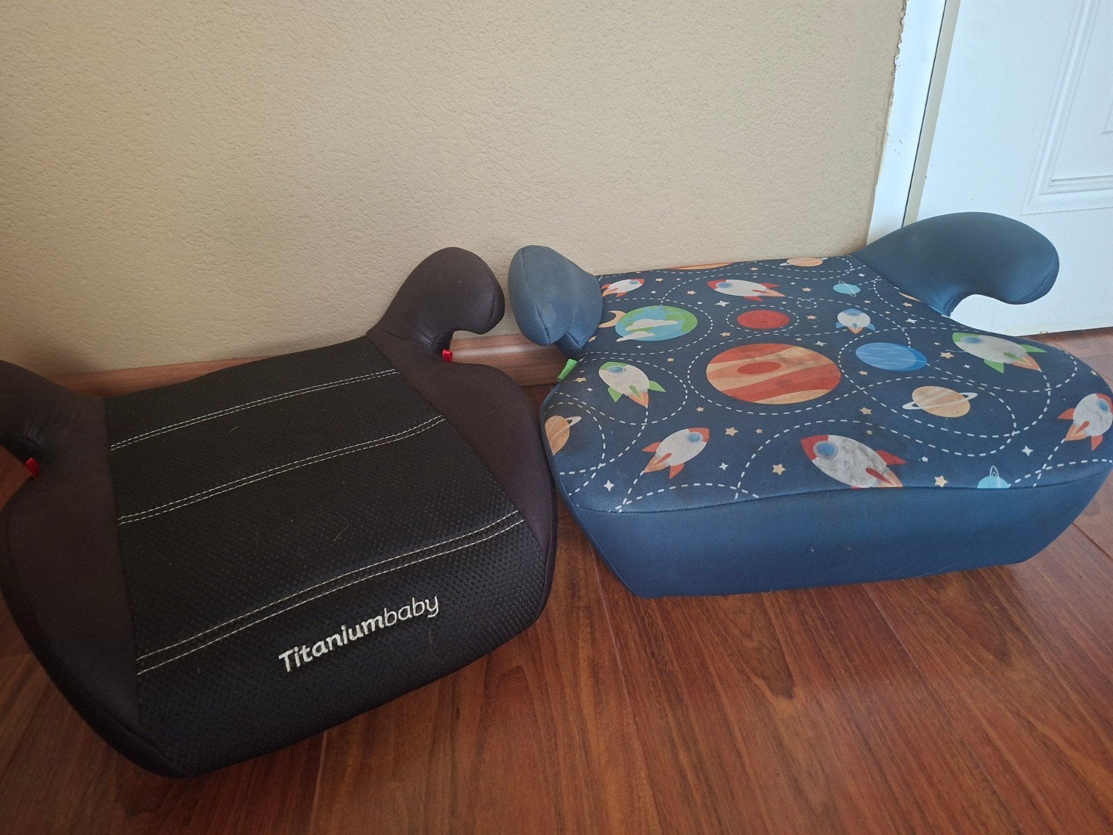 2 zitverhogers voor kinderen - Titaniumbaby en ruimteprint, Ophalen, Gebruikt, 15 t/m 36 kg, Autogordel