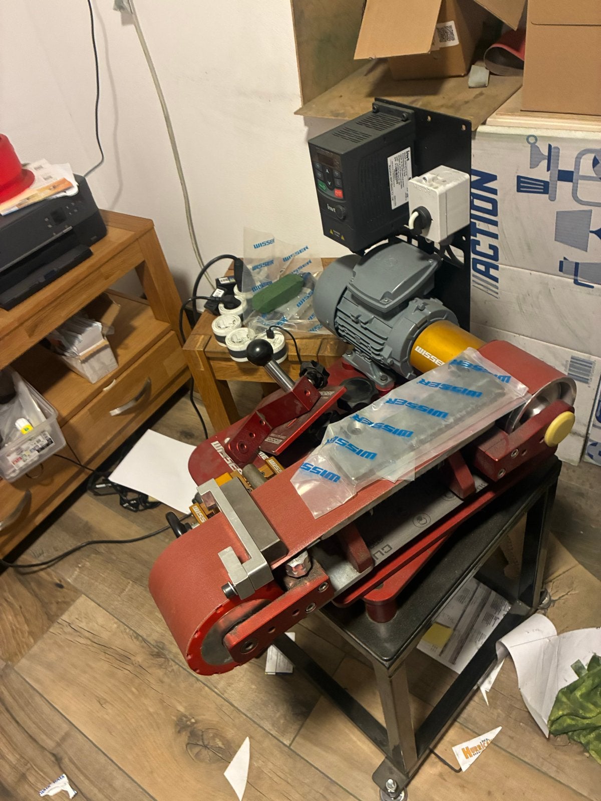 Wisser Bandslijper 1250x50/100 met uitgebreide set slijpband, Ophalen, Zo goed als nieuw, 1000 watt of meer, Werkbankslijpmachine