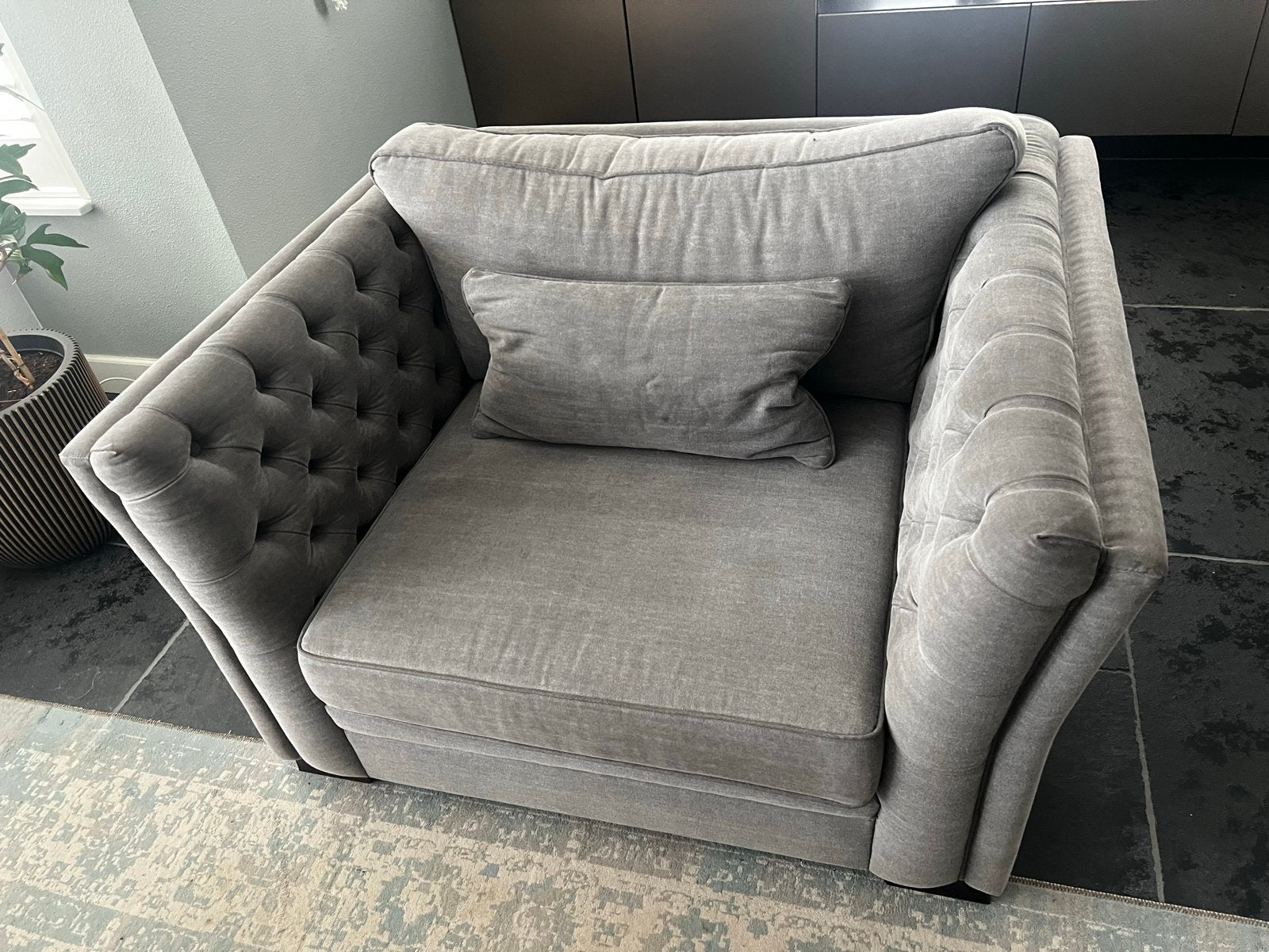 Luxe Grijze Chesterfield loveseat -  Perfecte staat, Ophalen, 75 tot 100 cm, Zo goed als nieuw, 100 tot 125 cm