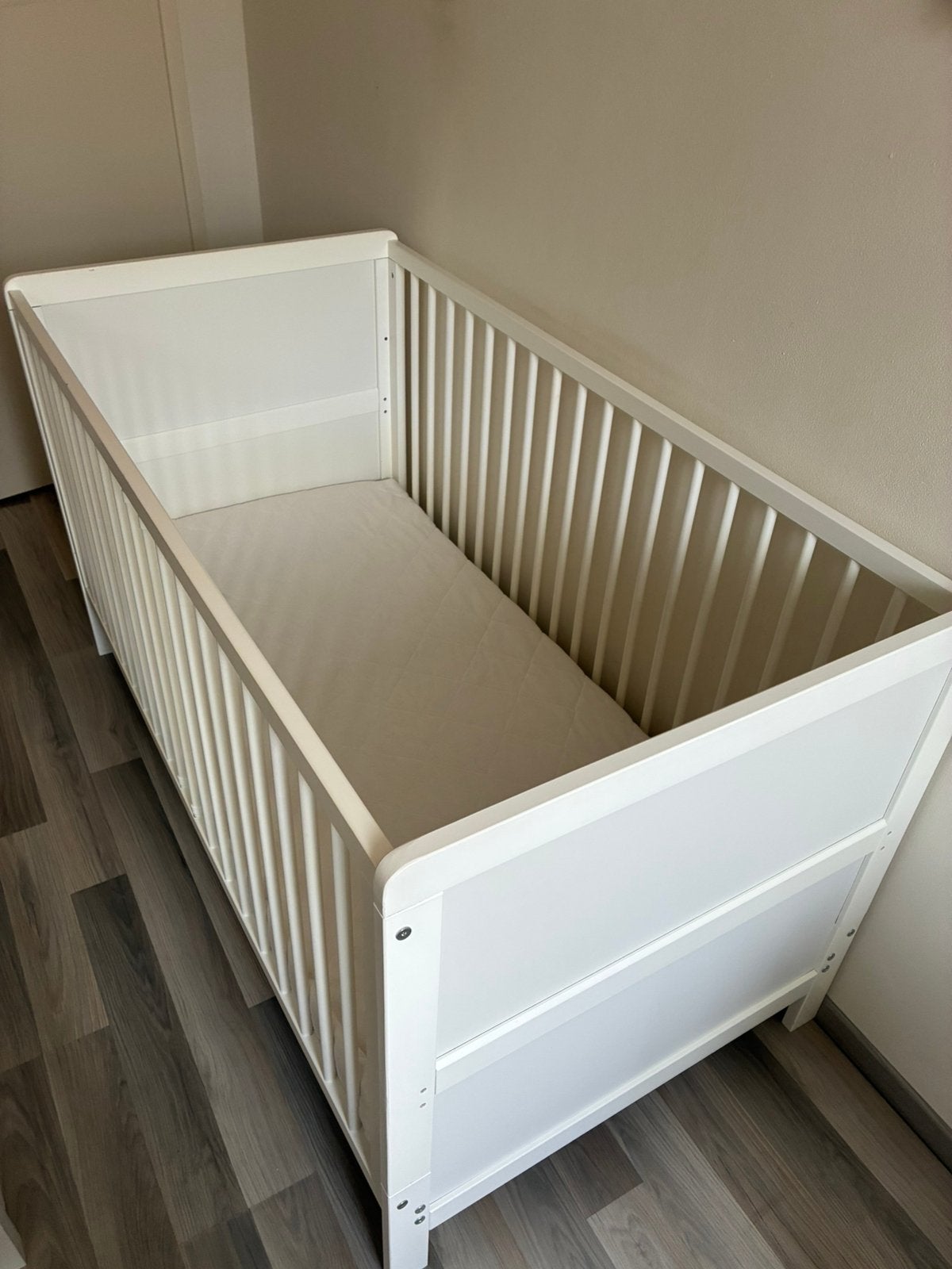 Baby wit bedje / wieg 140x70cm met matras en lattenbodem, Ophalen, Zo goed als nieuw, Jongetje