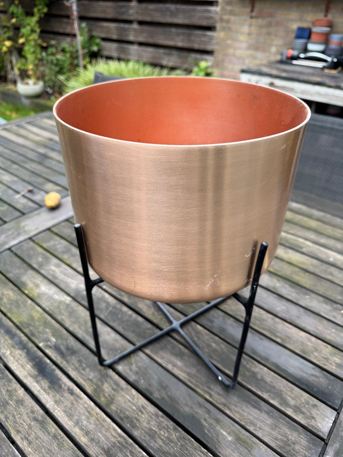 Koperkleurige plantenbak met zwart metalen standaard, Ophalen, Gebruikt, Minder dan 60 cm, Rond