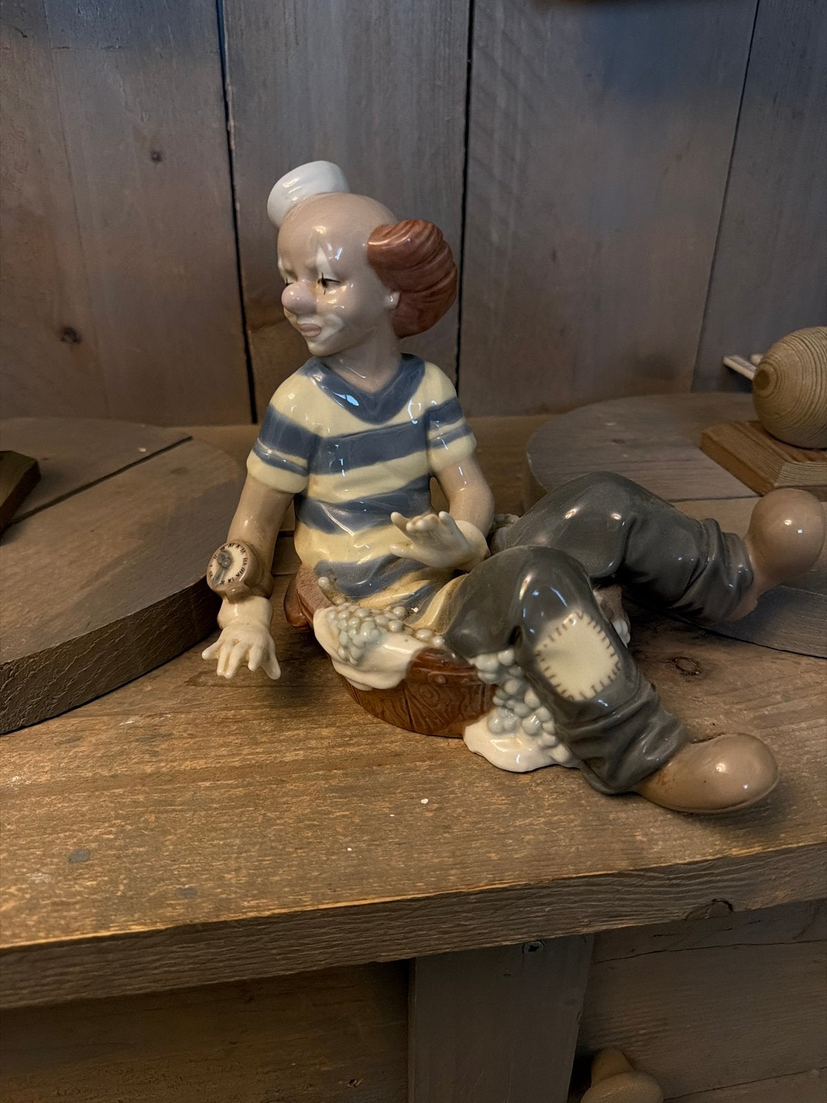 Nadal Porseleinen Beeldje Zittende Clown - Vintage Handgemaa, Ophalen of Verzenden