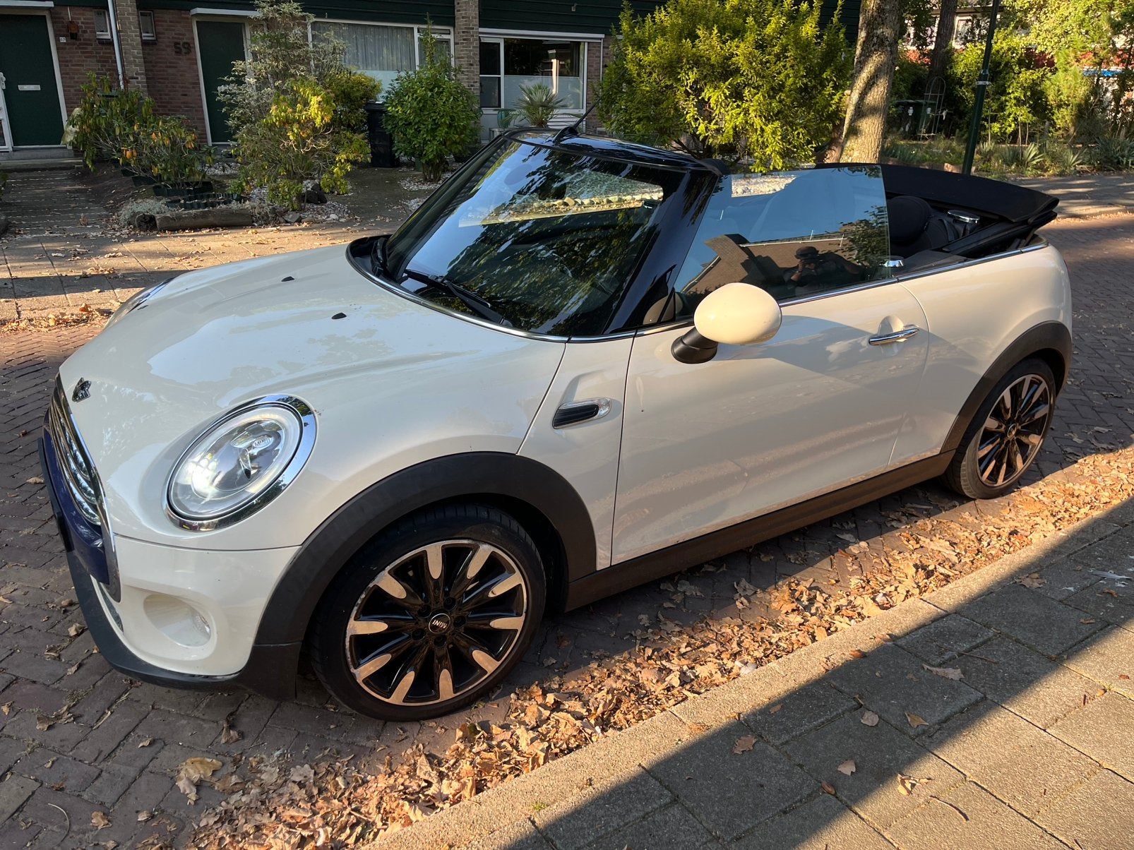MINI Cooper Cabrio absoluut lezen AUT 2016 Wit, Auto's, 136 pk, Zwart, Cabriolet, 4 stoelen