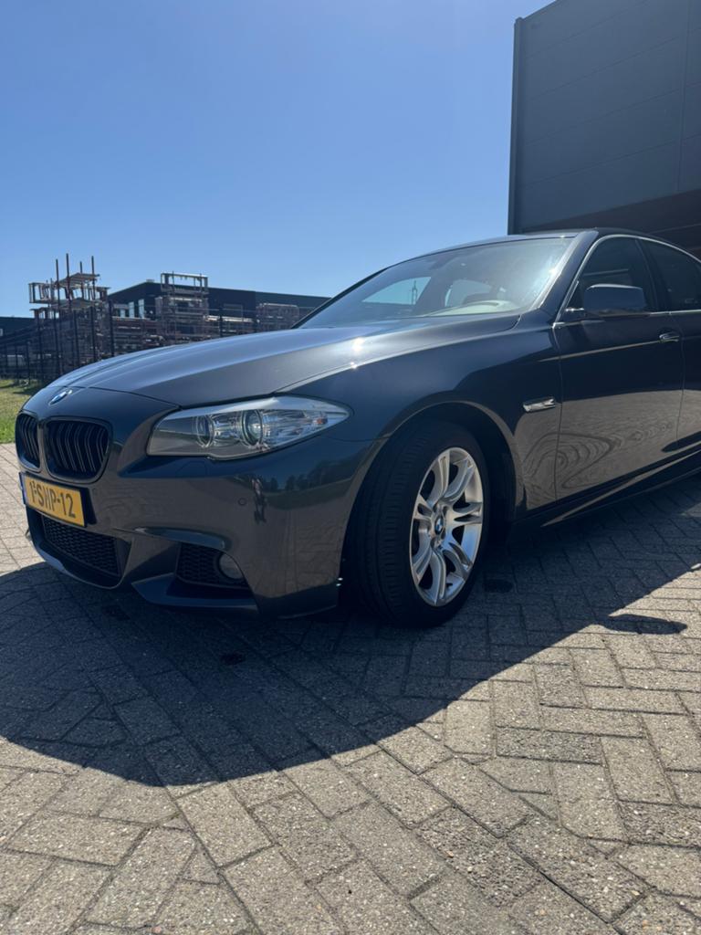 BMW 5-Serie 520i 184pk Aut. 2013 Grijs, Auto's, BMW, Beige, 4 cilinders, 2000 kg, Bedrijf