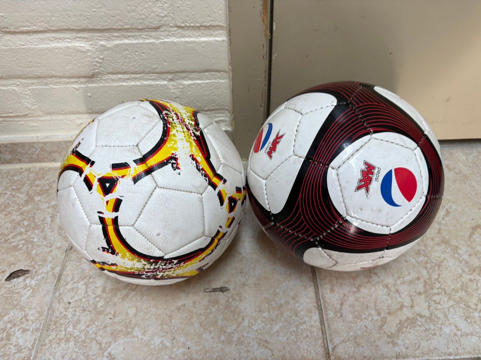 2 voetballen., Sport en Fitness, Voetbal, Maat XS of kleiner, Ophalen, Zo goed als nieuw, Bal